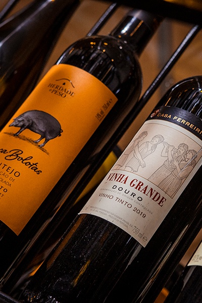 Adega com rótulos especiais