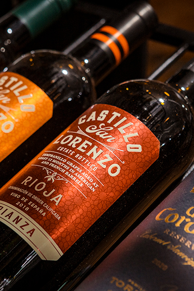 Adega com rótulos especiais